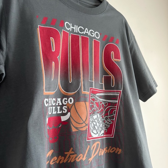 Chicago Bulls NBA Tee - Picture 2 of 5